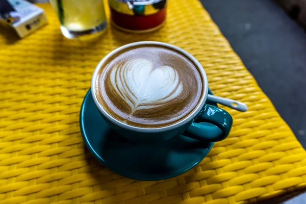 Cappuccino Italiano Com Creme Forma Coração Uma Taça Azul — Fotografia de Stock