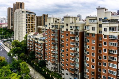 Çoklu seviyeli Highrise apartmanın bulutlu yağmurlu gökyüzü arka plan ile shanghai