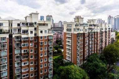 Çoklu seviyeli Highrise apartmanın bulutlu yağmurlu gökyüzü arka plan ile shanghai