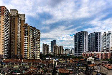 Çoklu seviyeli Highrise apartmanın bulutlu yağmurlu gökyüzü arka plan ile shanghai