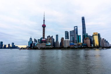 Huangpu Nehri bulutlu yağmurlu arka plan ile Bund kıyıdan Şangay Oriental Pearl Tower görünümü