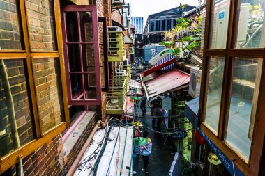 Eski Shanghai Tianzifang bölge açık pencere bina bulutlu yağmurlu gökyüzü arka plan ile