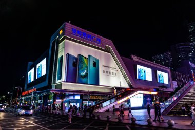 Neon ışıkları ile Çin Shenzhen Huaqiang Kuzey ticari sokak binaları geceleri ışıklı.