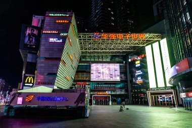 Neon ışıkları ile Çin Shenzhen Huaqiang Kuzey ticari sokak binaları geceleri ışıklı.