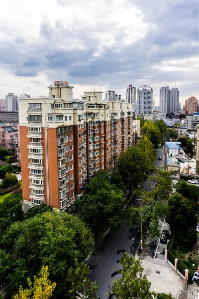 Edificio Appartamenti Più Livelli Shanghai Con Nuvoloso Sfondo Rainy Sky — Foto Stock