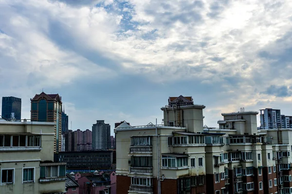 上海多层高层住宅楼 多云多雨天空背景 — 图库照片