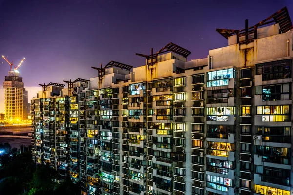 上海多层高层住宅楼 夜间多云天空背景 — 图库照片
