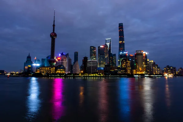 上海东方明珠塔夜景与黄浦江多云多雨背景 — 图库照片