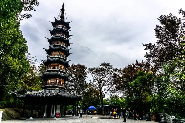 Shanghai Sheshan Dağ Xiudaozhe Guta Pagoda Meydanı Insanlarla — Stok fotoğraf