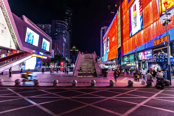 中国深圳华强北商业街夜间霓虹灯照明建筑 — 图库照片