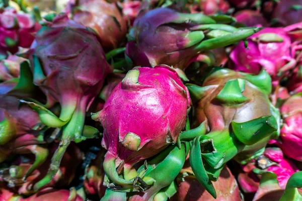 Pitahaya Dragon Meyve Yığın Tutar Odaklı Çekici Beyaz Etli — Stok fotoğraf