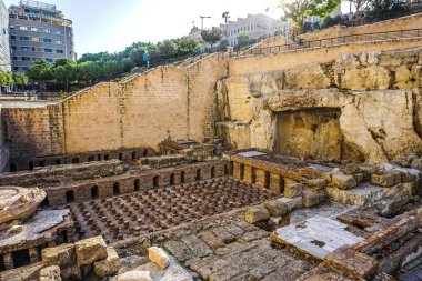 Merdiven ve arka planda güneş ışınları ile Site Beyrut Roma hamamları
