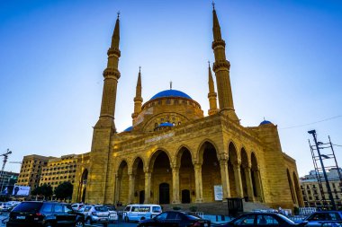 Beyrut Mohammad Al Amin Camii'nin cepheden görünüm mavi gökyüzü arka plan ile