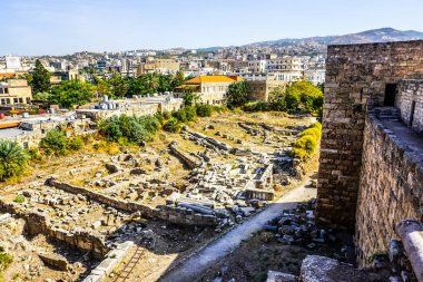 Byblos Haçlı Kalesi Courtyard harabe şehir manzaralı