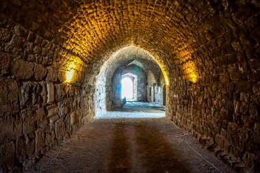Byblos Haçlı Kalesi ana geçiş tüneli görünümü