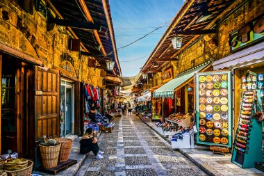 Byblos eski Çarşısı açık hava geçişi ile Hediyelik eşya mağazaları