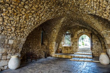 Our Lady Balamand Yunan Ortodoks Hıristiyan ataerkil Manastırı geçiş tüneli ile kavanoz