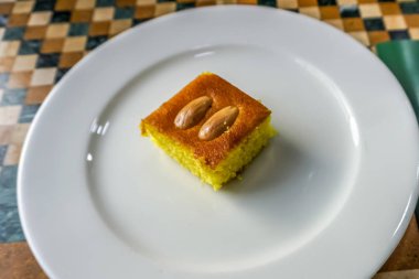 Beyaz tabakta iki badem düzenli ile tepesinde Sfouf yakın çekim