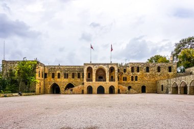 Beiteddine Palace ön görünüm bayrakları ve Main Square