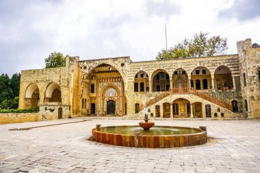 Beiteddine Sarayı avlu manzaralı Çeşme ve bulutlu gökyüzü ile