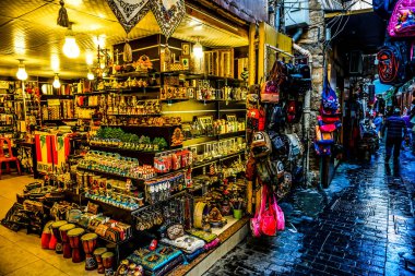 Sıkı bir döşeli Old Town sokakta Sidon Souk Hediyelik eşya dükkanı