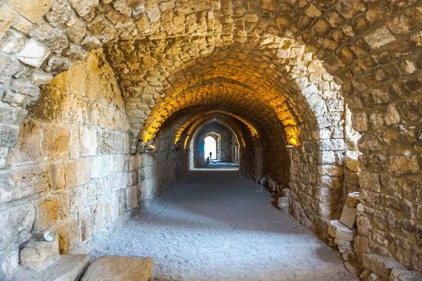 Byblos 十字军城堡主通道隧道景观 — 图库照片