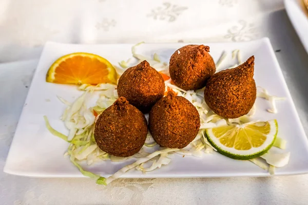 Croquetas Carne Res Fritas Profundas Kibbeh Libanés Una Placa — Foto de Stock