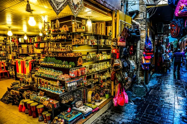 Sıkı bir döşeli Old Town sokakta Sidon Souk Hediyelik eşya dükkanı
