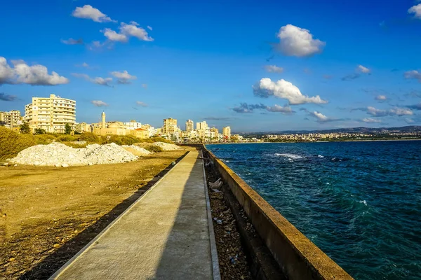 Lastik dünya mirası Site Harabeleri günbatımı mavi gökyüzü arka plan ve Cityscape deniz manzaralı