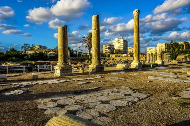 Lastik Dünya Mirası kalıntıları ayağı ile mozaik zemin Cityscape günbatımı mavi gökyüzü arka plan görünümü