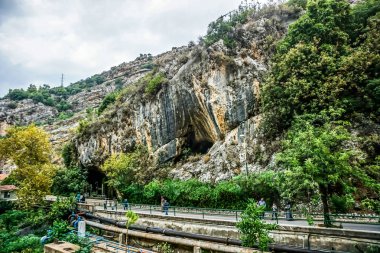 Jeita Grotto kireçtaşı mağara yolu ile dağ orman arka plan, yürüyüş