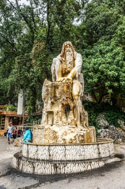 Jeita Grotto kireçtaşı mağara uzun sakallı bir adam heykeli