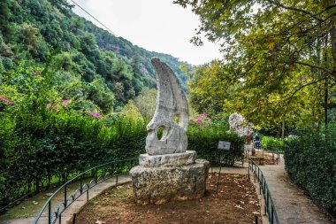 Jeita Grotto kireçtaşı mağara sanat Park'ta uyarı işareti ile