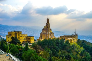 Lübnan Marian tapınak hac sitesi Saint Paul Bazilikası batımında Harissa Our Lady