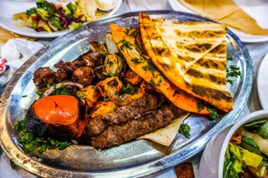 Lübnan ekmek ile kaplı tavuk kuzu biftek ızgara