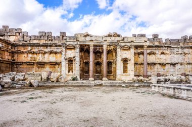 Baalbek tarihi dönüm noktası Bacchus Tapınağı Roma şarap tanrısı duvarlar sütun