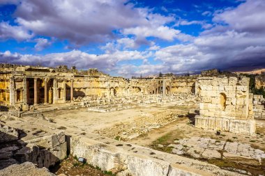 Baalbek tarihi dönüm noktası Bacchus Tapınağı Roma şarap tanrısı duvarlar sütun