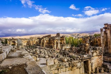 Baalbek tarihi dönüm noktası Bacchus Tapınağı Roma tanrısı şarap Meydanı peyzaj