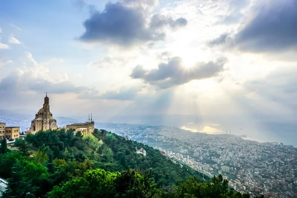 Harissa Our Lady Lübnan Marian hac sitesi Saint Paul Bazilikası Jounieh manzara günbatımında türbe