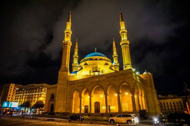 Beyrut Mohammad Al Amin Camii'nin cepheden görünüm geceleri ışıklı