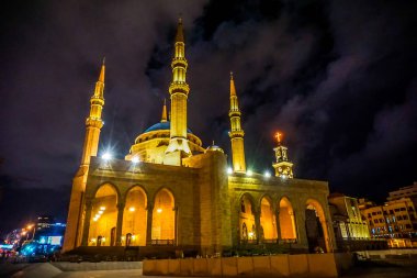 Beyrut Mohammad Al Amin Camii'nin cepheden görünüm geceleri ışıklı