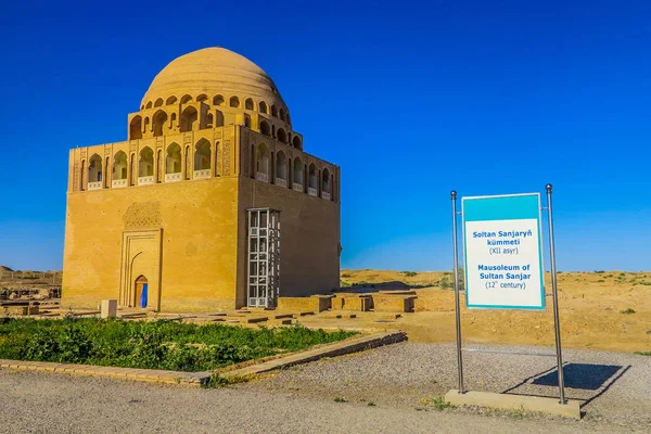 Mary Türkmenistan Sultan Sanjar Türbesi, gün batımı yan görünüm