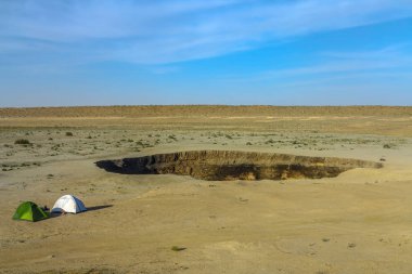 Darvaza gaz krater çukur nefes kesen iki çadır