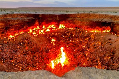 Darvaza gaz krater çukur alevler görünümü kadar nefes kesen yakın