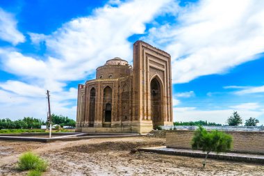Konye Urgenç Turabek Khanum Türbesi görünümü ile mavi gökyüzü arka plan