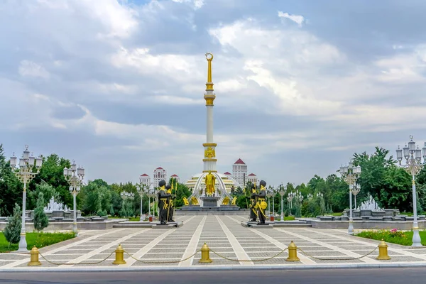 Monument Indépendance Achgabat Avec Statue Président Saparmurat Niyazov — Photo