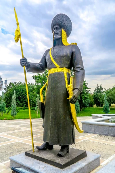 Ashgabat Monumento All Indipendenza Con Guerriero Turkmeno Costume Tradizionale — Foto Stock