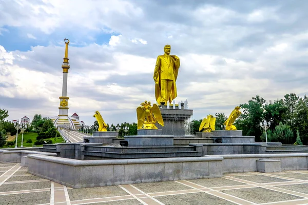 Monument Indépendance Achgabat Avec Statue Président Saparmurat Niyazov — Photo