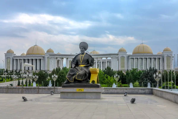 Aşkabat Bağımsızlık Anıtı ile geleneksel kostüm türkmen savaşçı