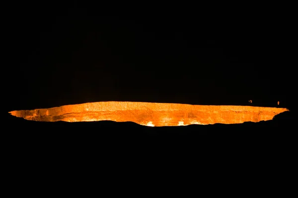 达瓦扎天然气火山口坑令人叹为观止关闭火焰景观在夜间 — 图库照片